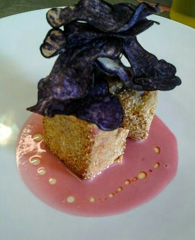 Milanese di tonno su vinaigrette al melograno e cipolla rossa, servito con chips di patate viola